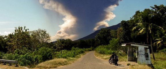 Erumpirao vulkan Laki-laki - 3