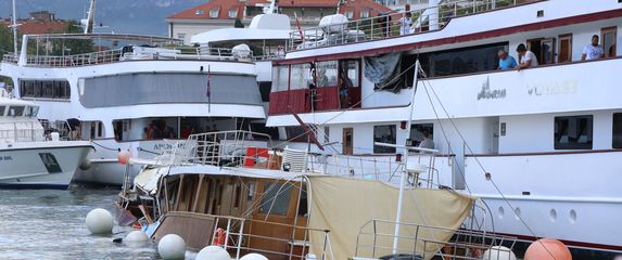 Trajekt u Splitu udario u dva velika broda, jedan potonuo - 1