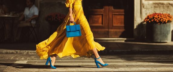 Plava i žuta u modnoj kombinaciji