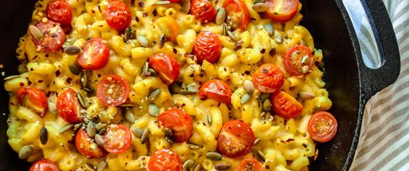 Tjestenina od leće začinjena s prehrambenim kvascem te poslužena s bučinim i konopljinim sjemenkama puna je proteina