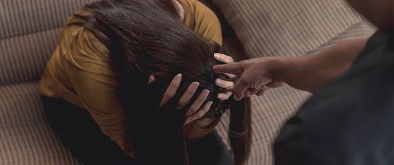 Muškarac upire prstom u djevojku