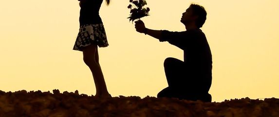 Dečko daje djevojci cvijeće