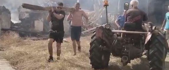 U selu Dubovo izgorjelo 300 kuća