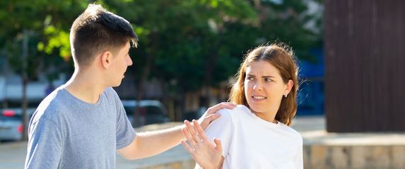 Djevojka odbija dečka