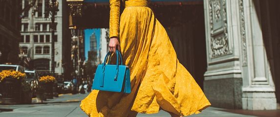 Svečana kombinacija s plavom i žutom bojom