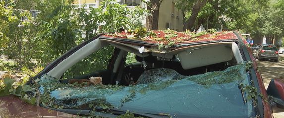 Automobil oštećen zbog nevremena