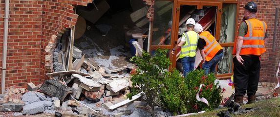 Automobil se zabio u starački dom u Engleskoj - 2