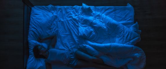 Žena spava u kravetu, ilustracija