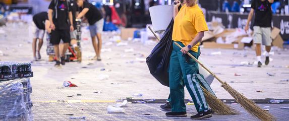 Čišćenje prostora nakon tri dana Ultra Europe festivala - 12