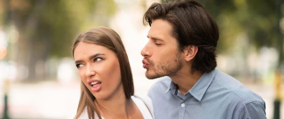 Djevojka odbija dečka