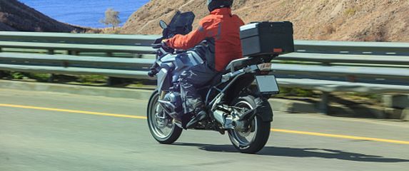 Motor na magistrali, ilustracija