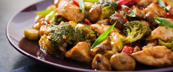 Stir fry s piletinom i brokulom