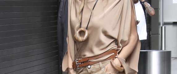 Rita Ora u bež kombinaciji