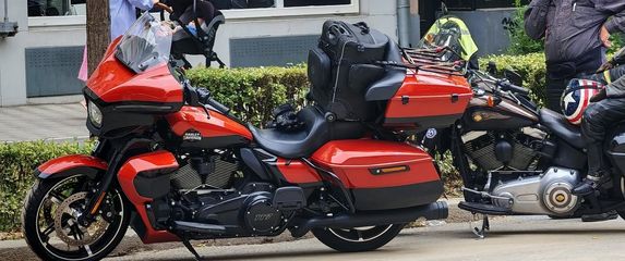 Njemački bajker na motoru vozi vepra