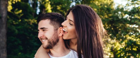 Djevojka grize dečka