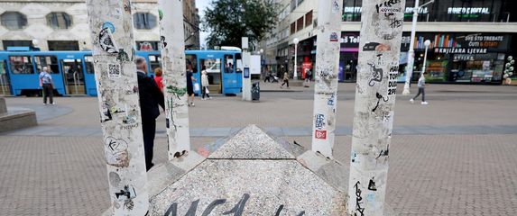 Na postolju sata u Zagrebu ispisano 1161, HH i 88