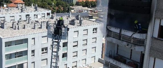Vatrogasci gase požar