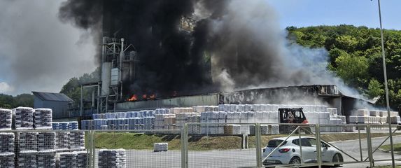 Požar u kompleksu tvornice Baumit