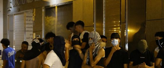 Muškarci s pokrivenim licima u španjolskom gradu Torre Pachecu - 1