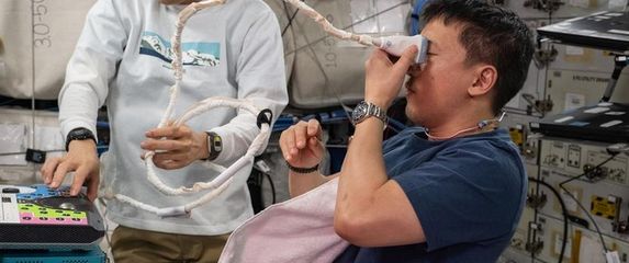 Astronaut provjerava vid na ISS-u