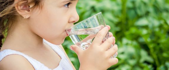 Djevojčica pije vodu