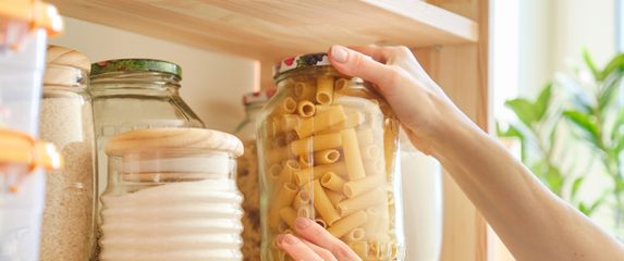 Prije puta pregledajte otvorene vrećice brašna, tjestenine, keksa, orašastih plodova – sve ono što je napola otvoreno i može se pokvariti ili privući kukce