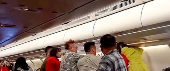 Svađa i fizički sukob na letu