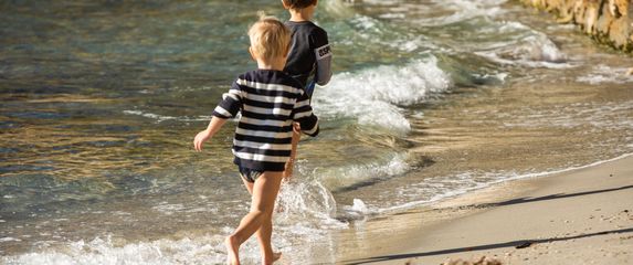 Djeca na plaži, ilustracija