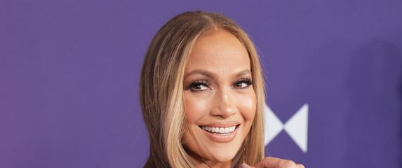 Jennifer Lopez u japankama i bijeloj haljini - 4