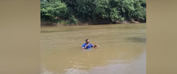 Novinar tijekom javljanja uživo