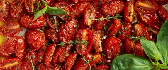 Pečene rajčice sa začinskim biljem