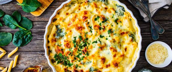 Složenac s mljevenim mesom i sirom ilustracija