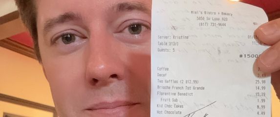 Emotivni otac s porukom u ruci