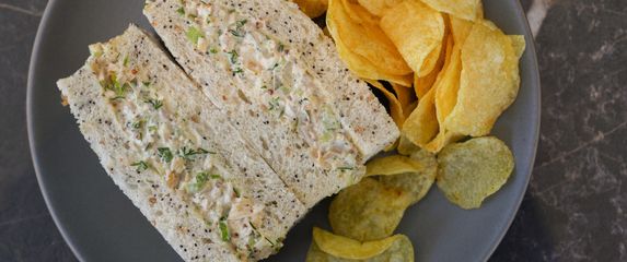 Sendvič od sira i luka obično se jede s čipsom