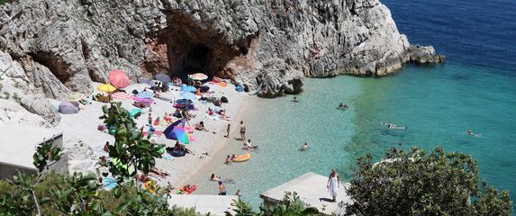 Plaža ispod grada Brseča