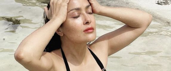 Salma Hayek na svojem Instagramu rado dijeli fotografije s plaže