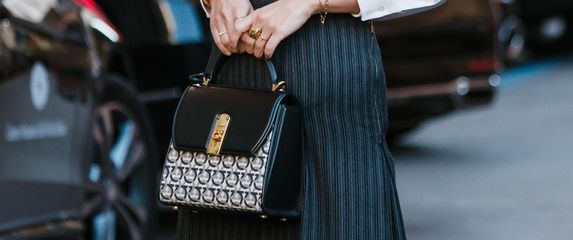 Bijela košulja i suknja klasičan su odabir za uredske kombinacije