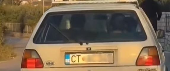 Golf u Crnoj Gori s Eiffelovom tornjem