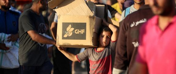 Dječak nosi humanitarnu pomoć