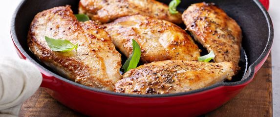Pileća prsa s češnjakom i bosiljkom