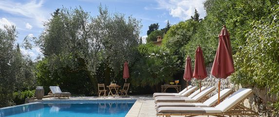 Kamena kuća s bazenom okružena zelenilom čista je fantazija - 15