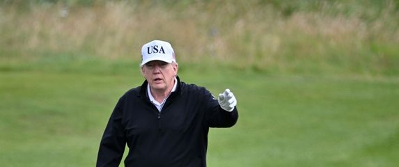 Trump igra golf - 3