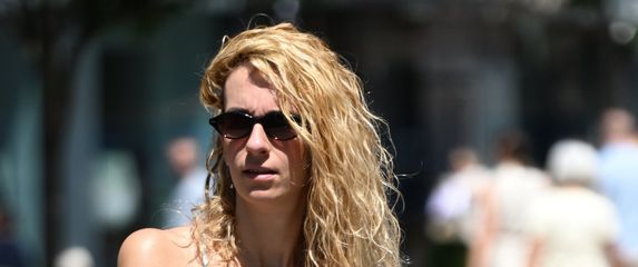 Ulična moda mama u ljetnoj cvjetnoj haljini u Zagrebu - 3