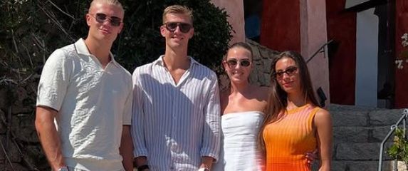 Haaland s djevojkom (skroz desno)