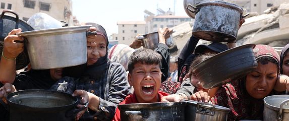 Čekanje hrane u Gazi