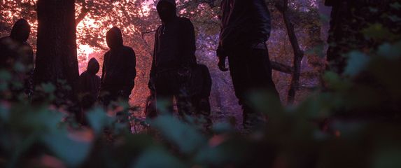 Maskirani mladići u sačekuši, ilustracija, AI