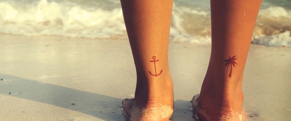 Žena s tetovažama na plaži