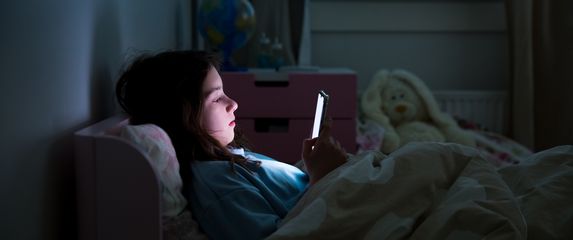 Dijete gleda u ekran, ilustracija