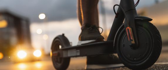 Osoba na električnom romobilu