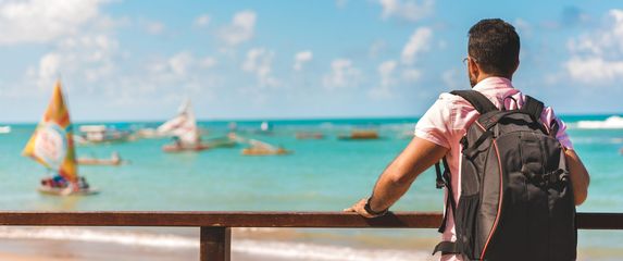 Turist s ruksakom kako gleda u daljinu